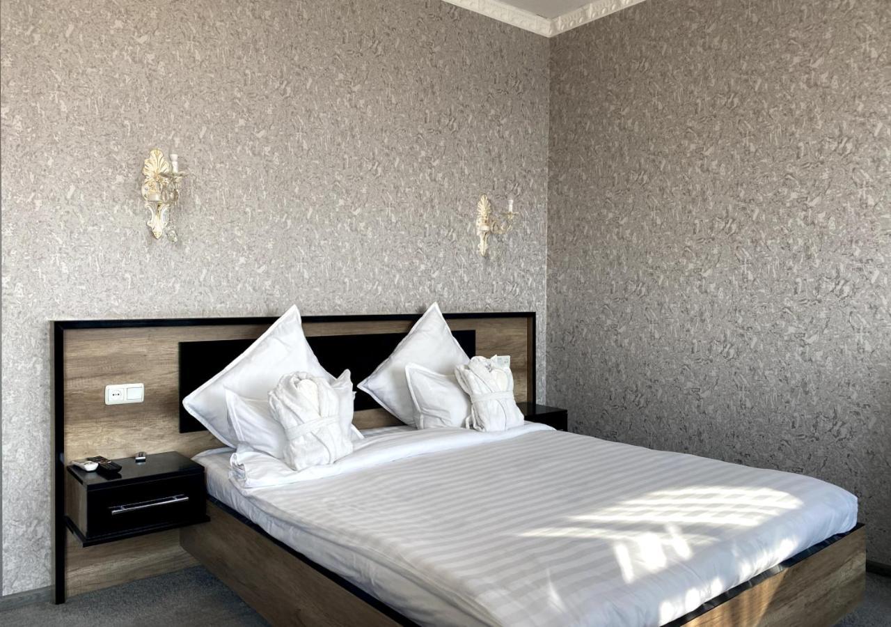 Diyor Hotel Marghilon Esterno foto